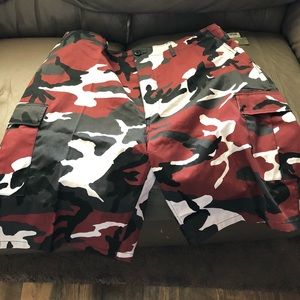 Men burgundy camo shorts